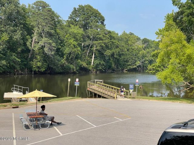 101 Seashore Street, Grimesland, NC 27837