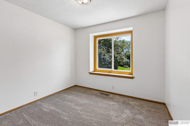 15322 Parker Plaza, Omaha, NE 68154