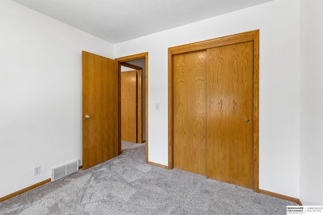 15322 Parker Plaza, Omaha, NE 68154