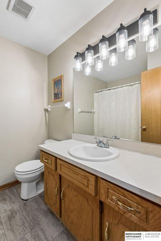 15322 Parker Plaza, Omaha, NE 68154