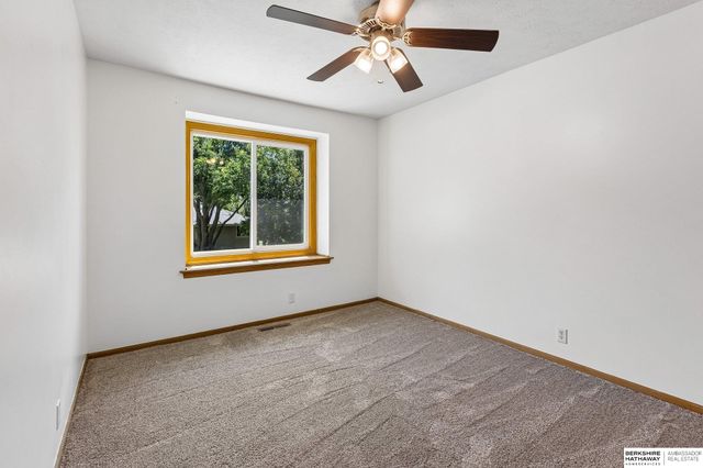 15322 Parker Plaza, Omaha, NE 68154