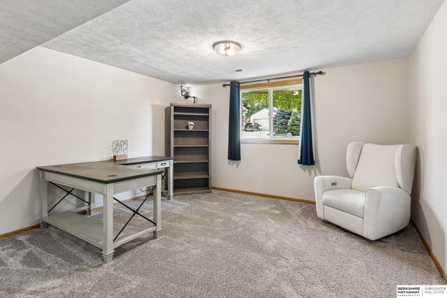 15322 Parker Plaza, Omaha, NE 68154