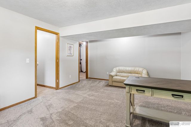 15322 Parker Plaza, Omaha, NE 68154