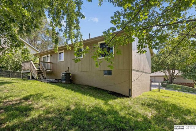15322 Parker Plaza, Omaha, NE 68154