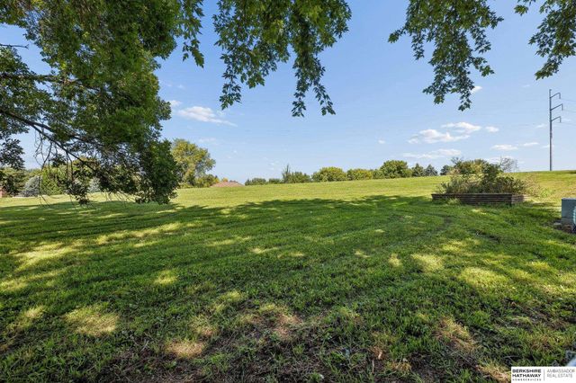 15322 Parker Plaza, Omaha, NE 68154
