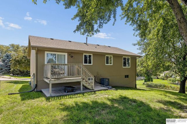 15322 Parker Plaza, Omaha, NE 68154