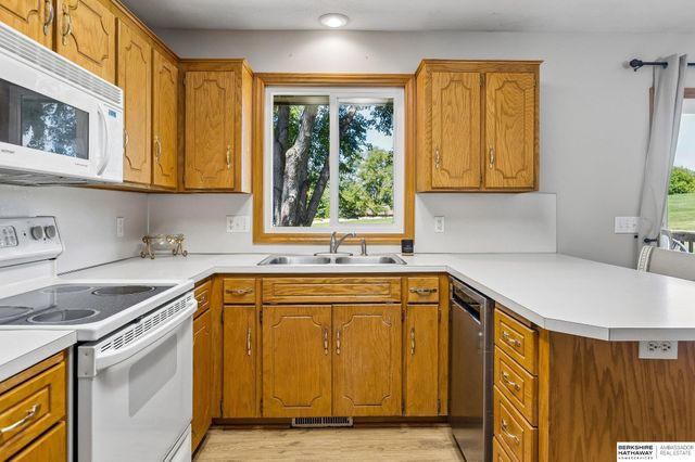 15322 Parker Plaza, Omaha, NE 68154