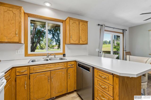15322 Parker Plaza, Omaha, NE 68154