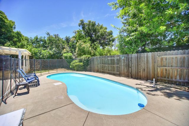8227 Longden Cir, Citrus Heights, CA 95610