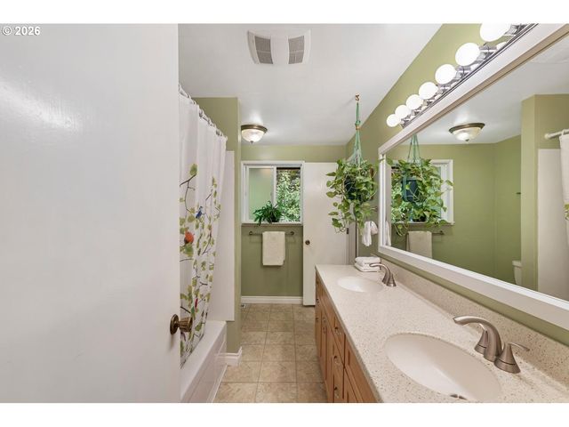 16691 S HOLCOMB Blvd, Oregon City, OR 97045