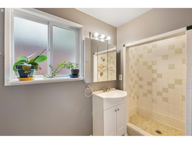 16691 S HOLCOMB Blvd, Oregon City, OR 97045