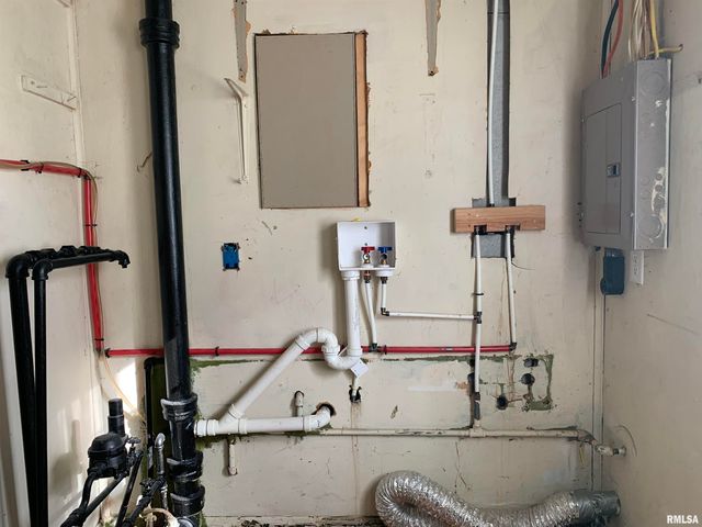 1323 S 6TH Street, Quincy, IL 62301