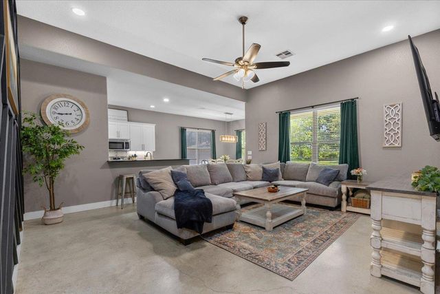 145 Cardinal LOOP, Paige, TX 78659