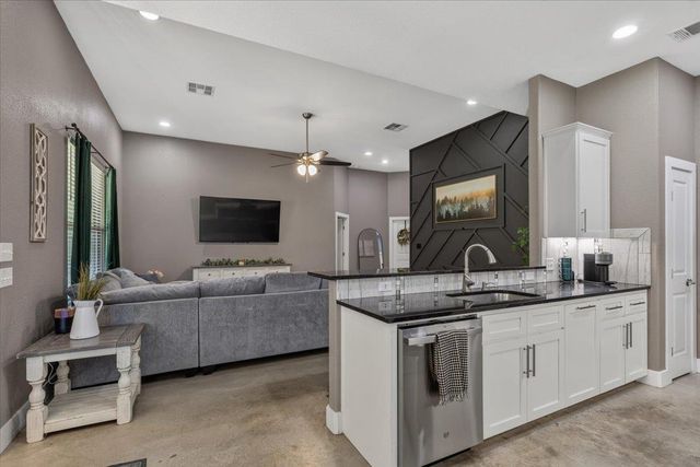 145 Cardinal LOOP, Paige, TX 78659