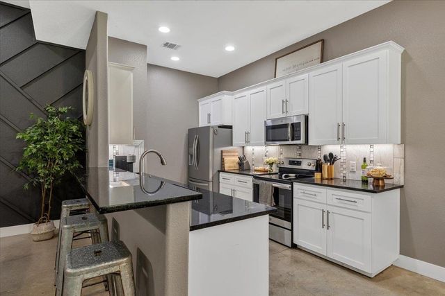 145 Cardinal LOOP, Paige, TX 78659