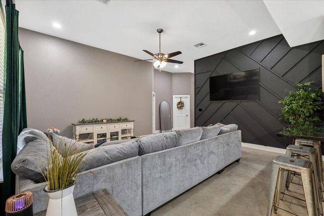 145 Cardinal LOOP, Paige, TX 78659