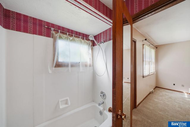 4044 S 37th Street, Lincoln, NE 68506
