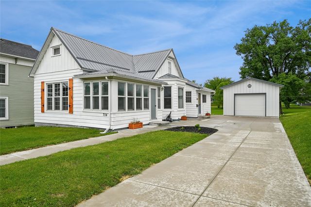 704 15th Street, Belle Plaine, IA 52208