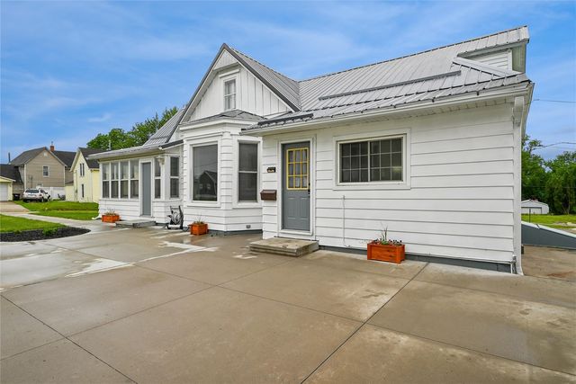 704 15th Street, Belle Plaine, IA 52208