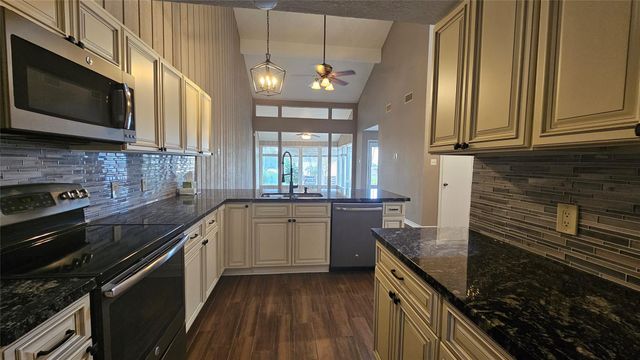 33 April Point North Drive, Montgomery, TX 77356