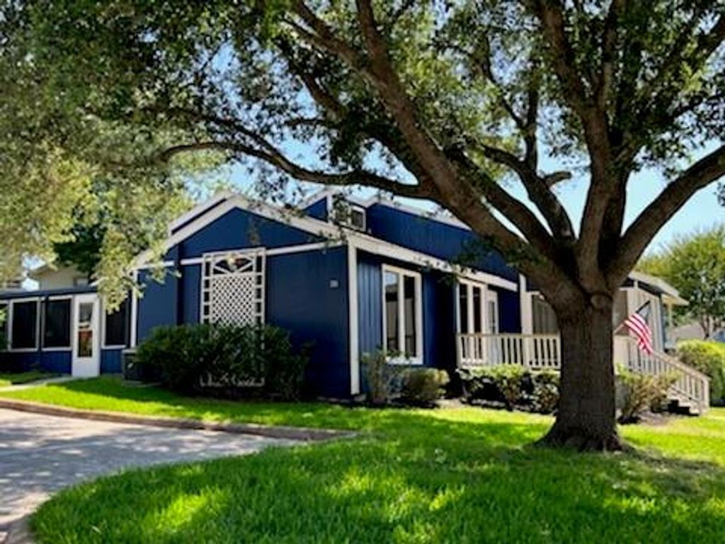 33 April Point North Drive, Montgomery, TX 77356