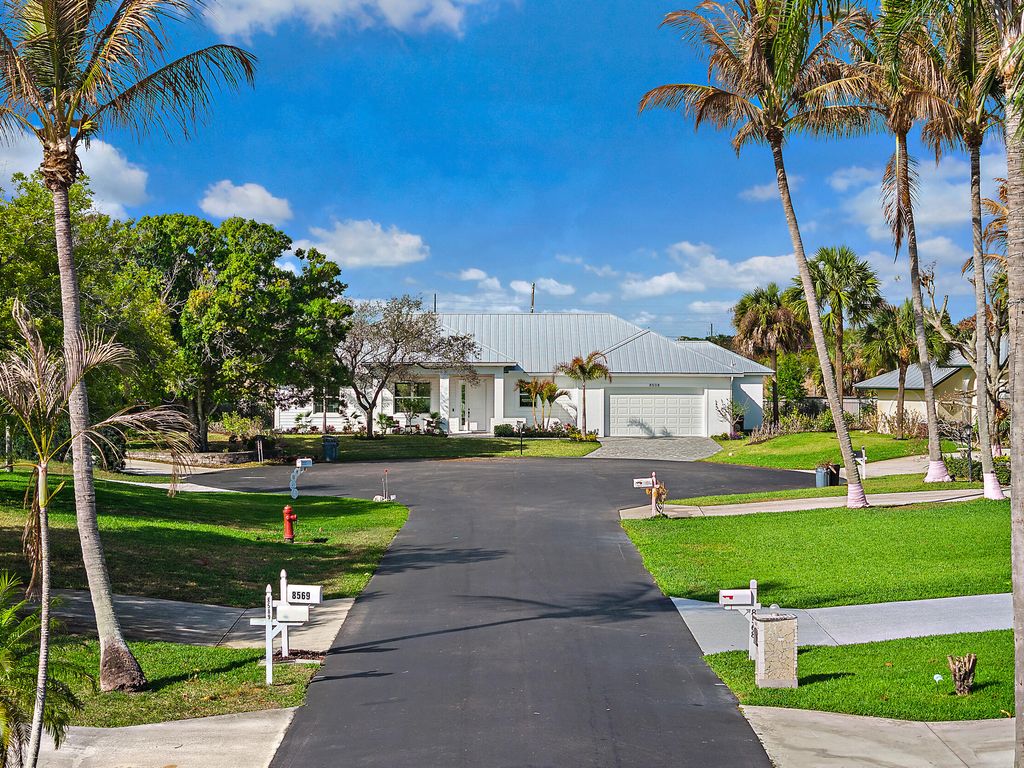 8508 SE Woodwind Street, Hobe Sound, FL 33455