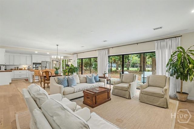 5 Clifton Lane, Savannah, GA 31411