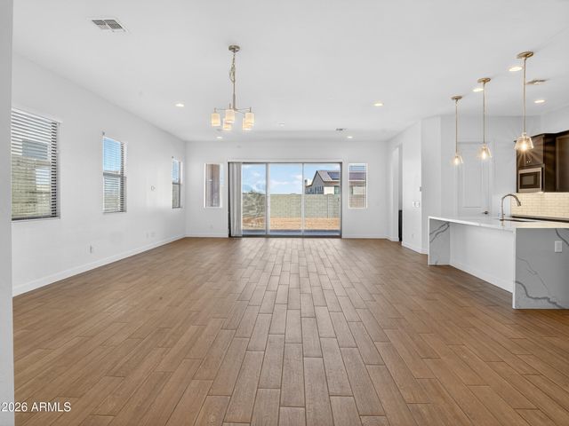 810 E HOPI Trail, Phoenix, AZ 85042