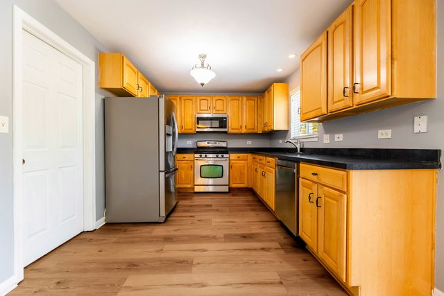 1715 Ivy Lane, Montgomery, IL 60538