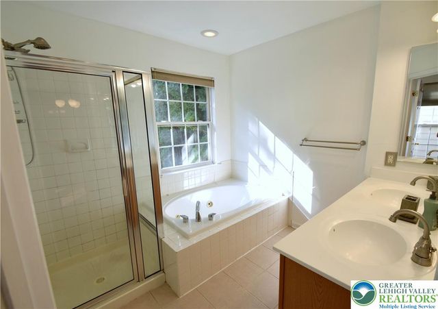 136 Knollwood Drive, Williams Twp, PA 18042