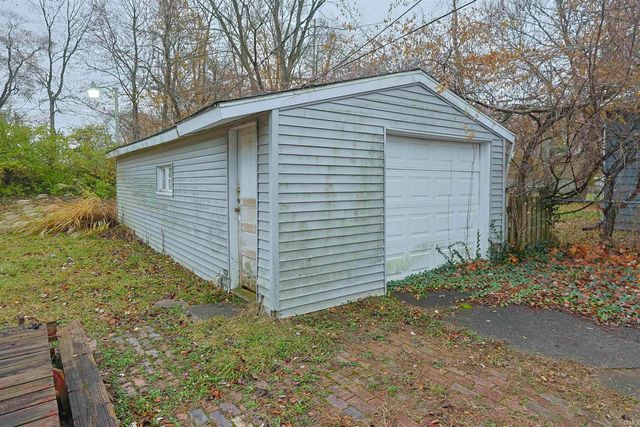 1216 Edgewood Drive, South Bend, IN 46616