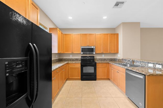 1033 NE 17th Way 905, Fort Lauderdale, FL 33304