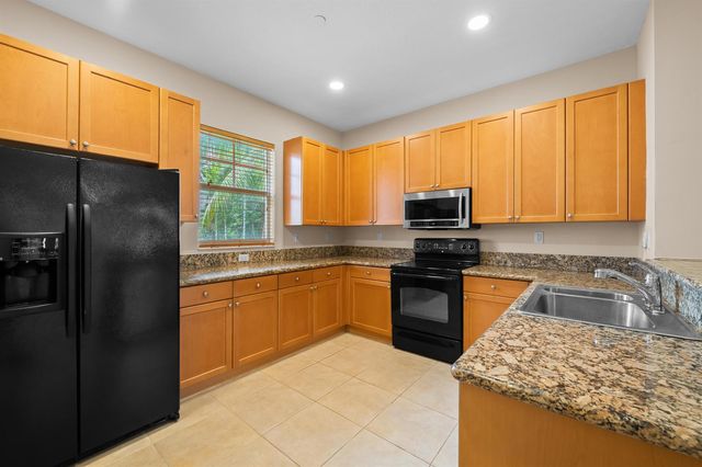 1033 NE 17th Way 905, Fort Lauderdale, FL 33304