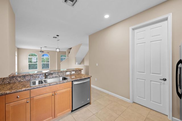 1033 NE 17th Way 905, Fort Lauderdale, FL 33304