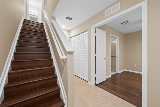1033 NE 17th Way 905, Fort Lauderdale, FL 33304