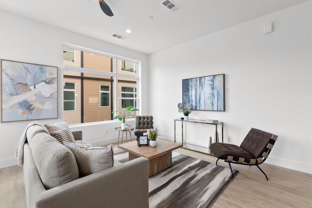 727 W 10th Street 109, Dallas, TX 75208