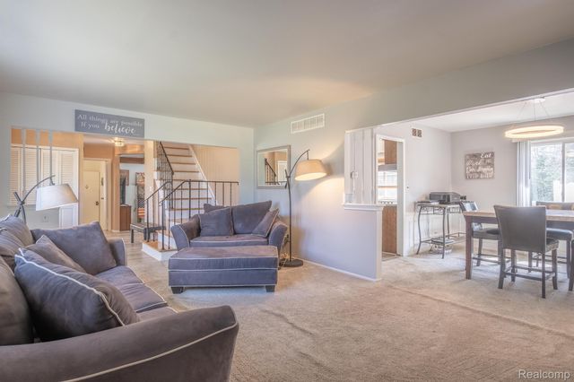 38005 Southfarm Lane, Farmington Hills, MI 48167