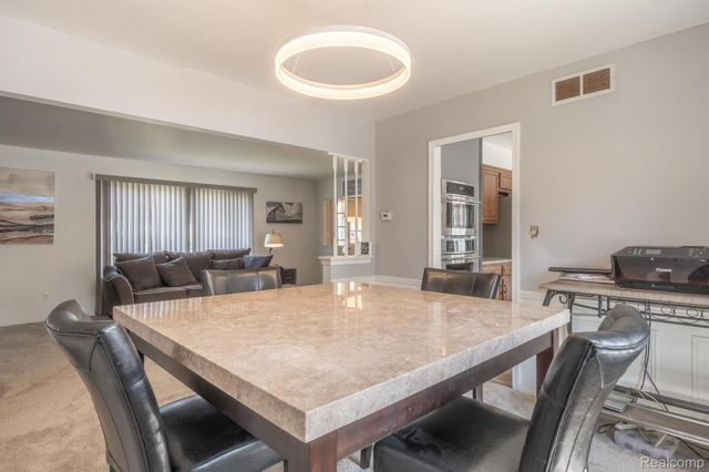 38005 Southfarm Lane, Farmington Hills, MI 48167