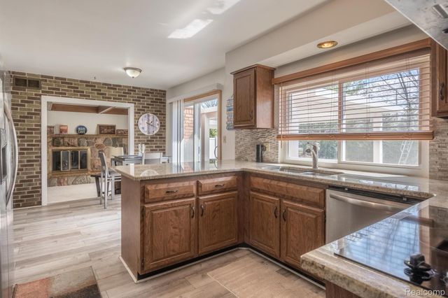 38005 Southfarm Lane, Farmington Hills, MI 48167