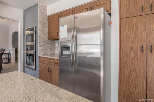 38005 Southfarm Lane, Farmington Hills, MI 48167