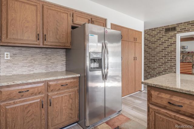 38005 Southfarm Lane, Farmington Hills, MI 48167