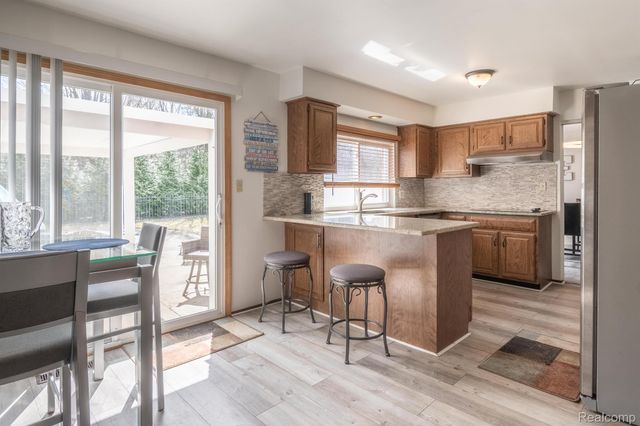 38005 Southfarm Lane, Farmington Hills, MI 48167