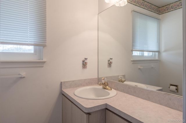 38005 Southfarm Lane, Farmington Hills, MI 48167