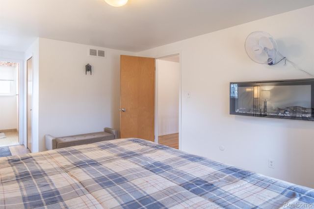 38005 Southfarm Lane, Farmington Hills, MI 48167