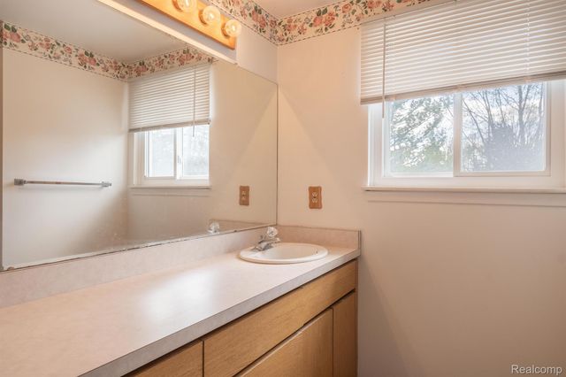 38005 Southfarm Lane, Farmington Hills, MI 48167