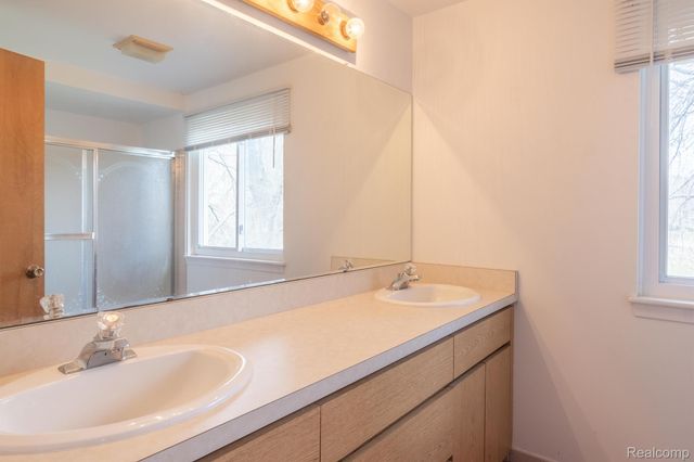 38005 Southfarm Lane, Farmington Hills, MI 48167