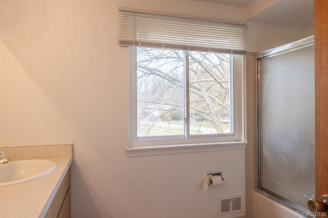 38005 Southfarm Lane, Farmington Hills, MI 48167