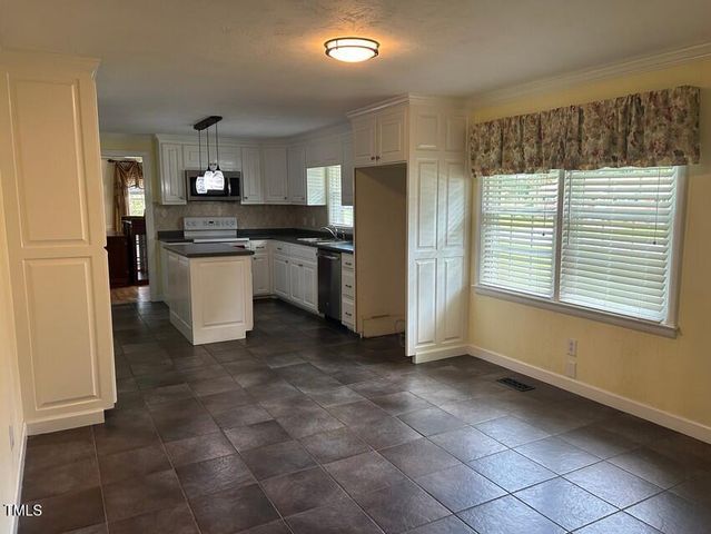 111 Colonial Drive, Clinton, NC 28328