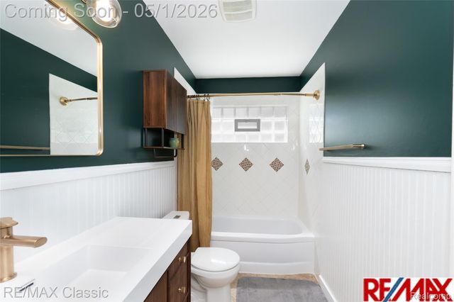 1540 Beverly Boulevard, Walled Lake, MI 48390