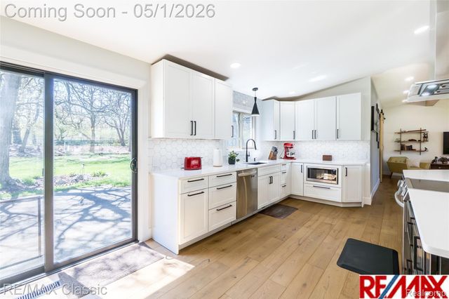 1540 Beverly Boulevard, Walled Lake, MI 48390